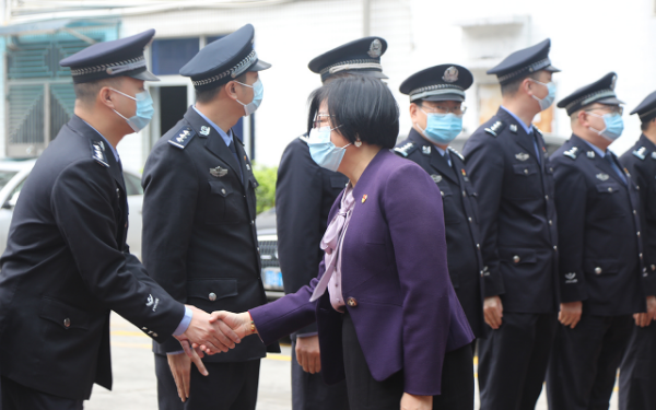 在武警中队,蒋溪林一行与驻监武警中队官兵进行了亲切交流并合影留念